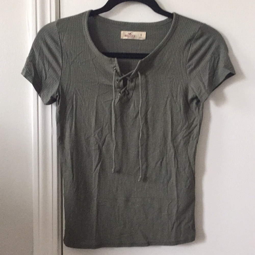 Hollister tee